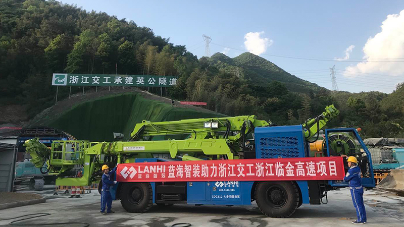 多功能拱架臺(tái)車助力浙江臨金高速項(xiàng)目