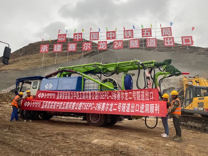 藍(lán)海智裝LCHP40C車載濕噴機(jī)械手助力同賽公路賽爾龍二號(hào)隧道出口建設(shè)